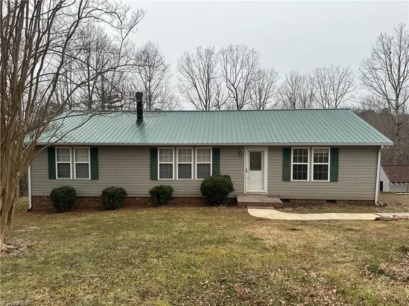 1125 Fox Hills Rd, Pinnacle, NC 27043