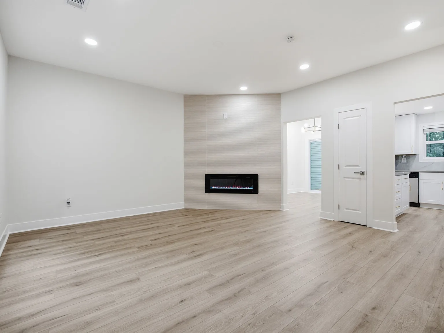 3 bed, 1800 sqft, $2,695 — Photo 2