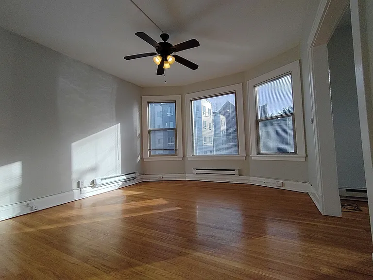 Rialto Court Apartments | MOVE-IN SPECIAL: ONE MONTH FREE RENT — Photo 21