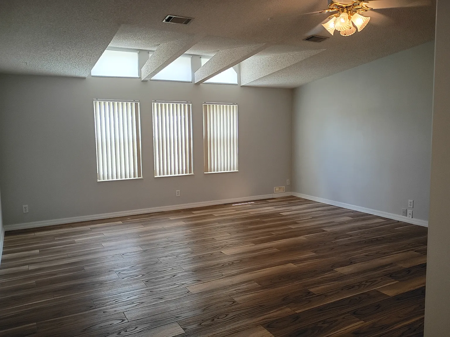 3 bed, 2.0 bath, 2044 sqft, $2,000 — Photo 2