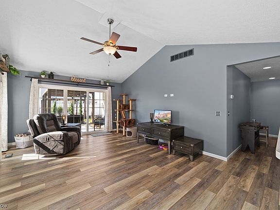 3rd image of 118 Fallingwater Dr