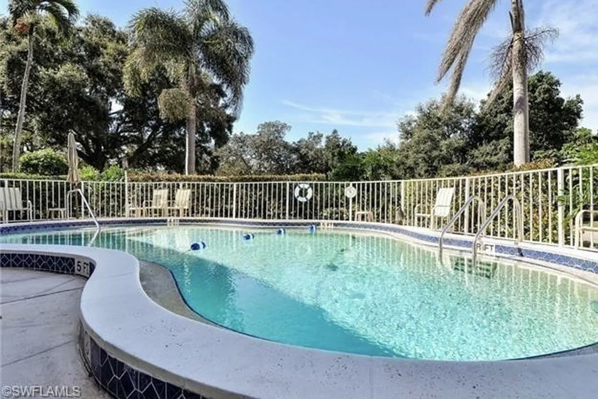 1900 Alamanda Dr — Photo 2