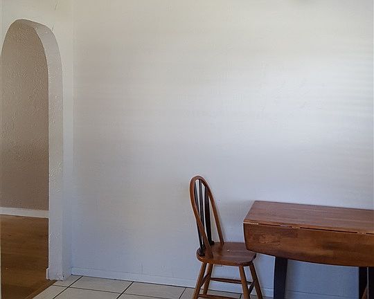 3rd image of 1020 N Oak St