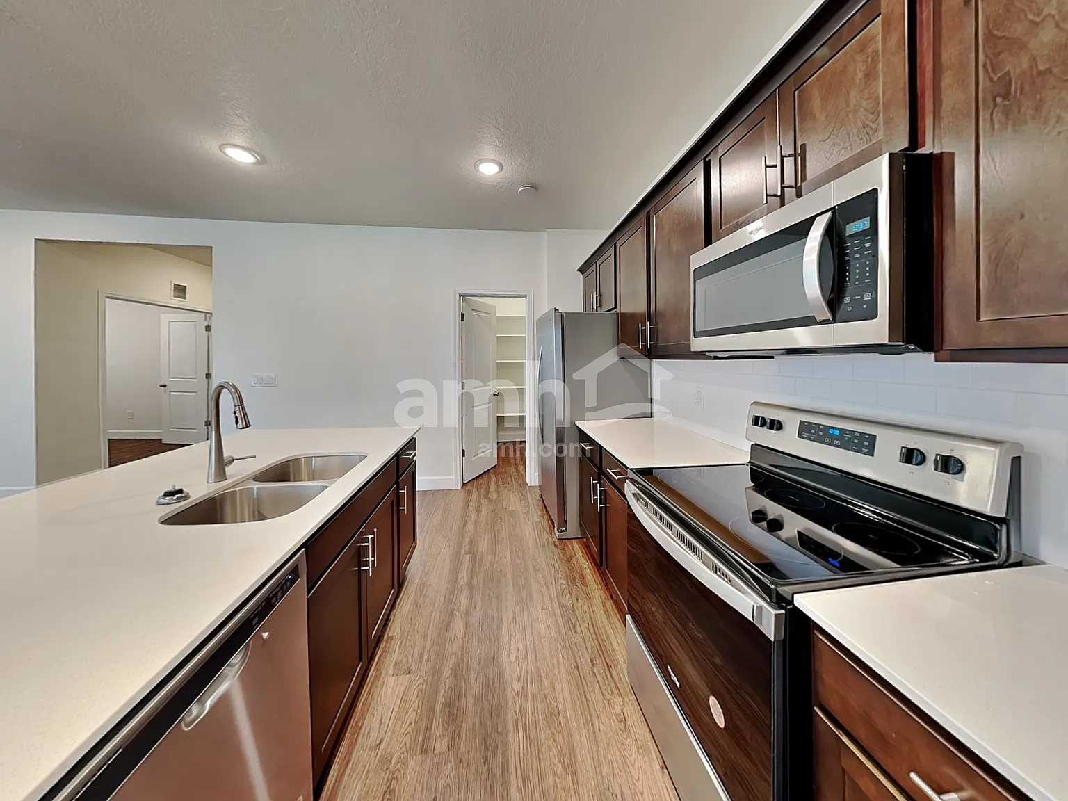 5 bed, 3.5 bath, 3063 sqft, $3,030 — Photo 3