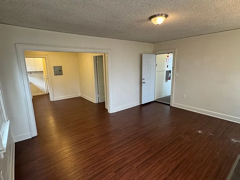 Avondale Apartments — Photo 72