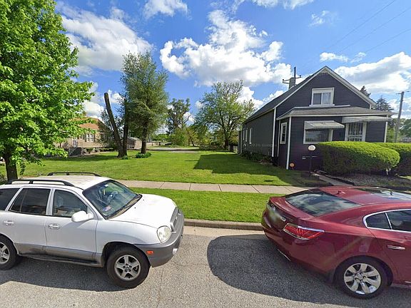 2nd image of 1010 Moss St