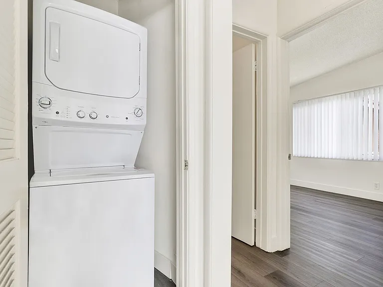 Serrano Apartments — Photo 19