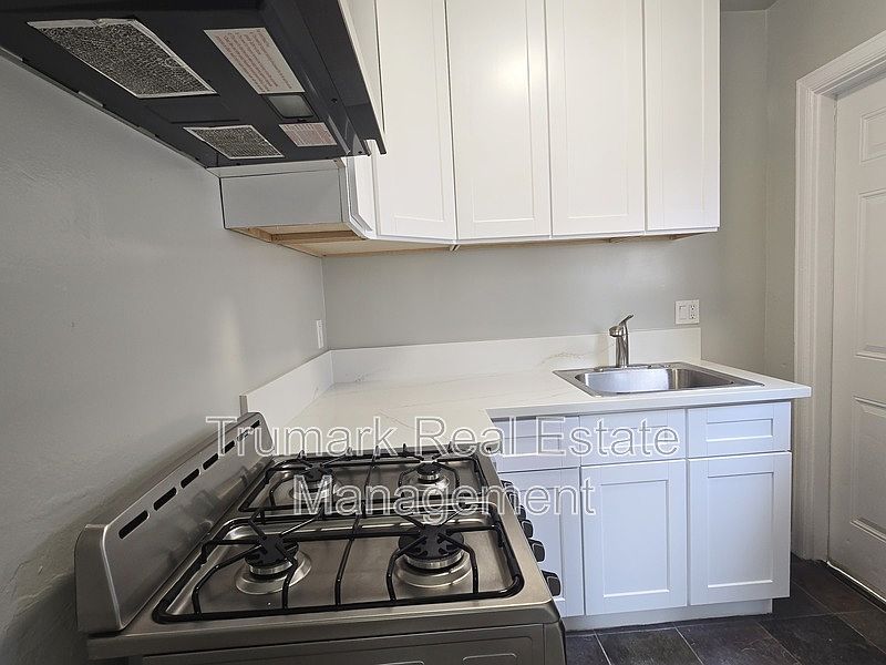 1st image of 429 W Garfield Ave