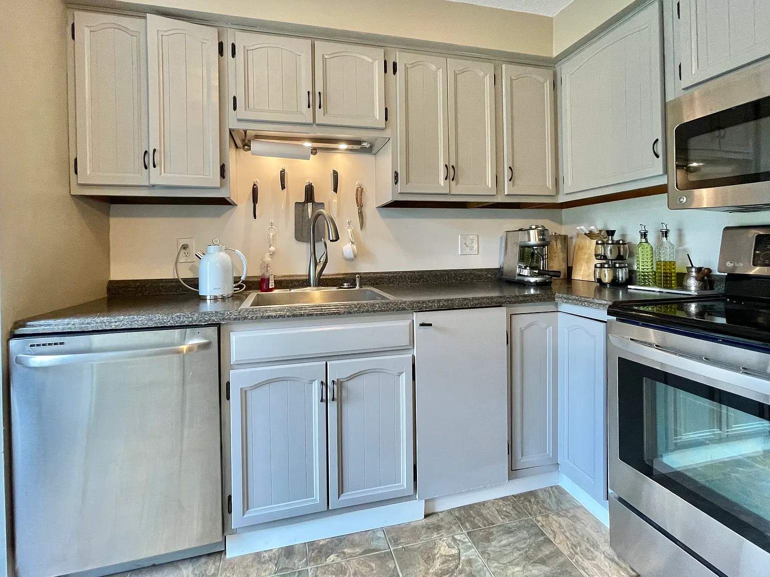 2 bed, 1.5 bath, 1054 sqft, $3,000 — Photo 2