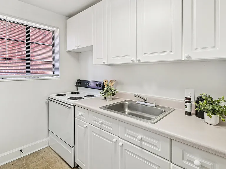 Cameron Court Apartments — Photo 53