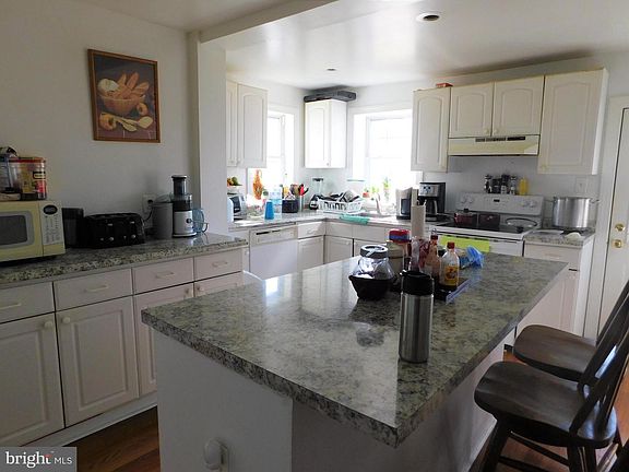 3rd image of 831 Crestview Dr