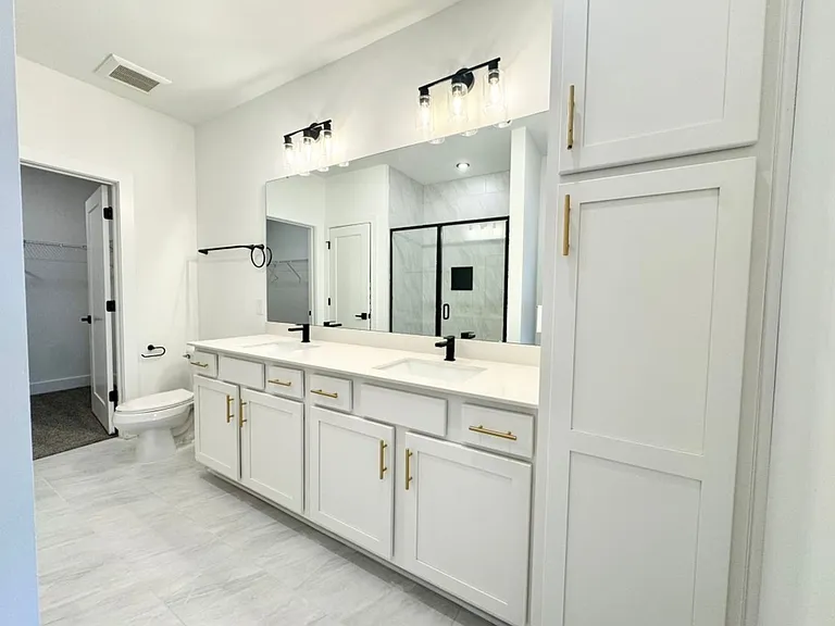 175 W Black St #204 — Photo 15
