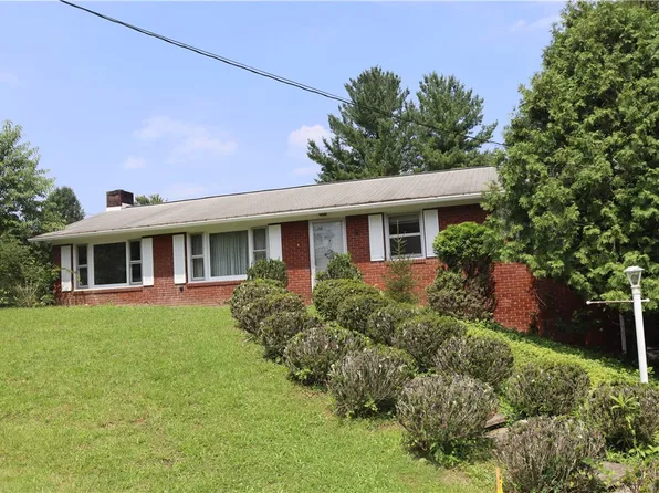 101 Lake Dr, Ligonier, PA 15658