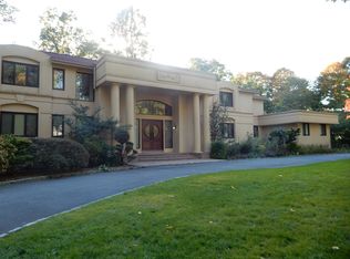 1 Cherry Ln, Great Neck, NY 11024