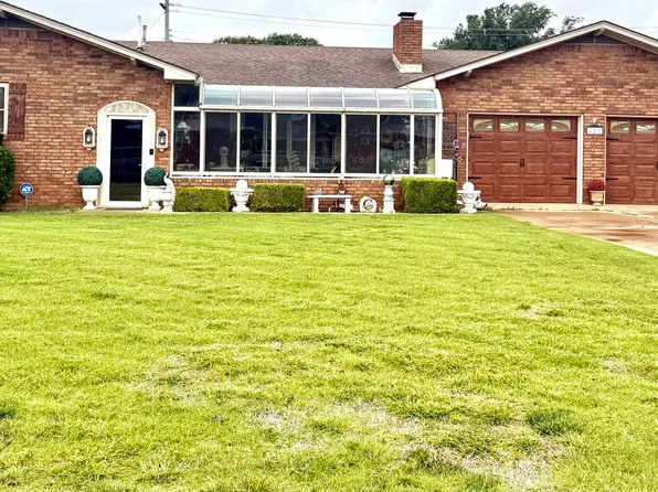 821 S Laird St, Mooreland, OK 73852