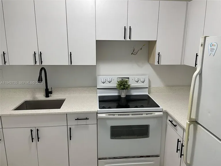 142 SW 18th Ave #19 — Photo 3