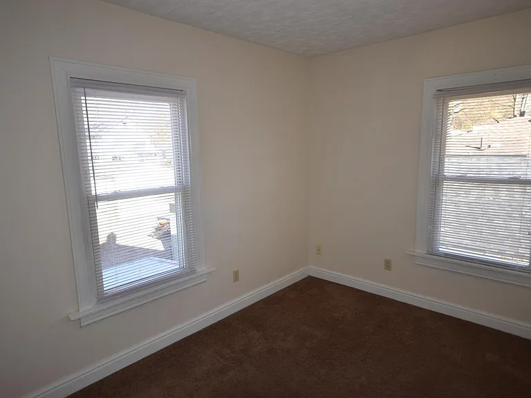 805 Saxon Ave — Photo 18