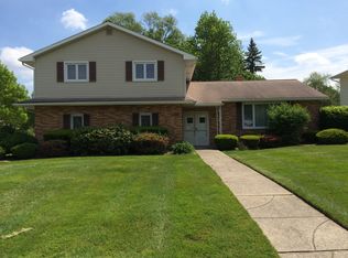 1827 Camberly Dr, Lyndhurst, OH