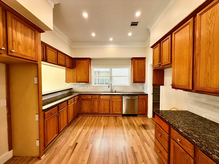 1323 Rosewood St — Photo 3