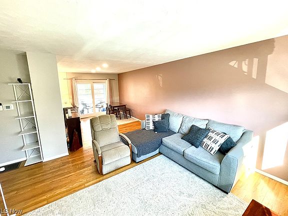4th image of 304 S Hawkins Ave