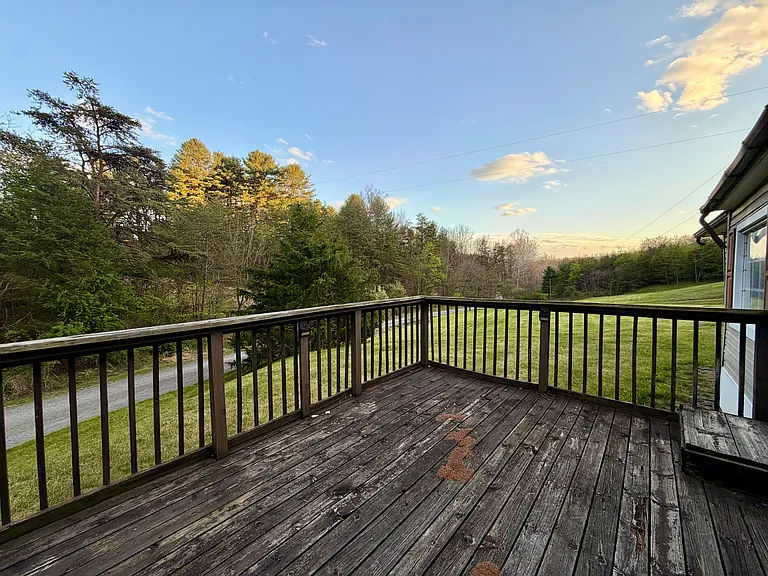 241 Harpers Hollow Ln — Photo 2