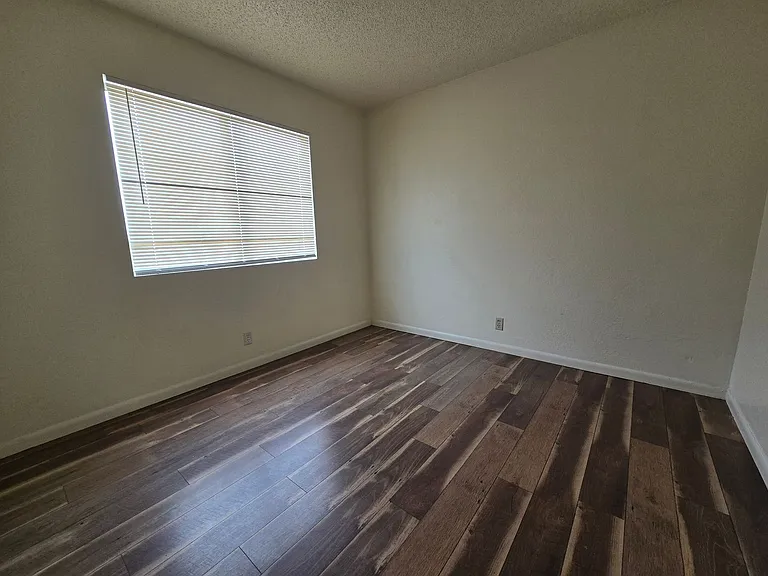 1332 N El Prado Dr — Photo 6