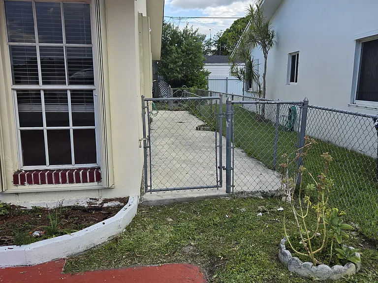11304 SW 7th St — Photo 9
