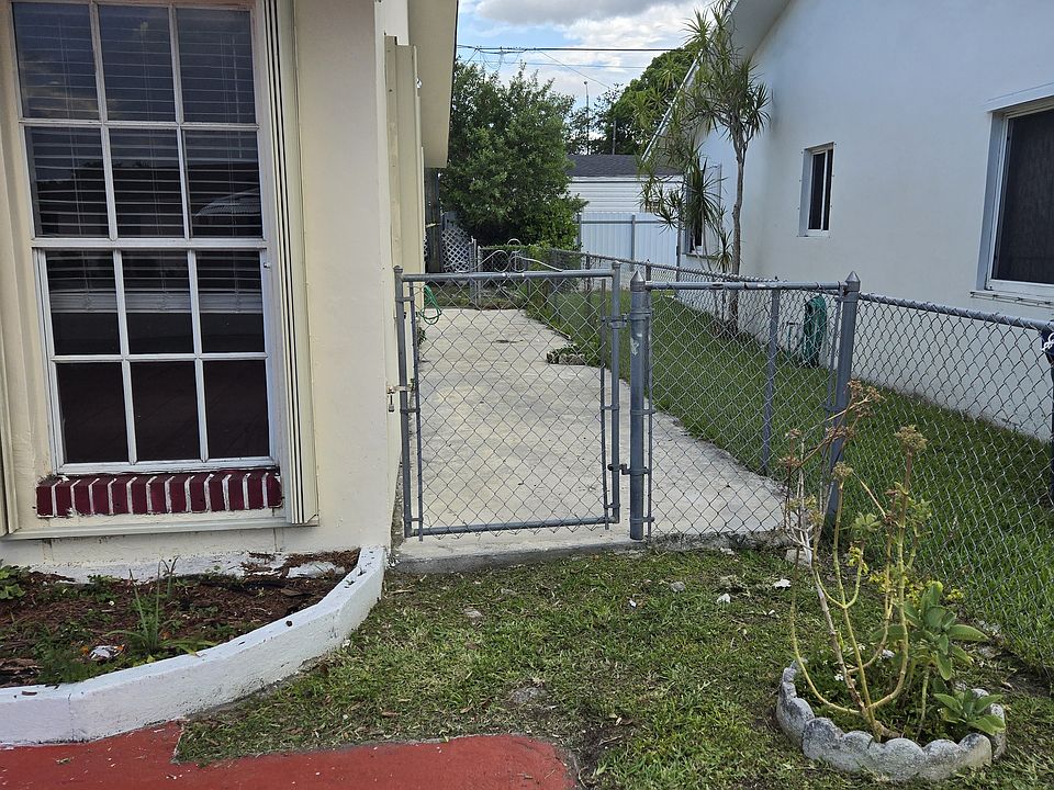 1st image of 11304 SW 7th St