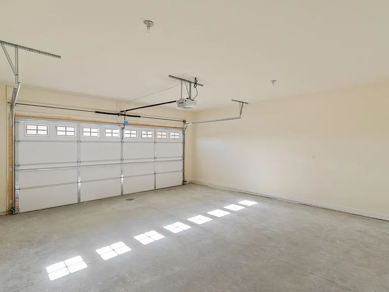 324 Woodcrest Ln — Photo 7