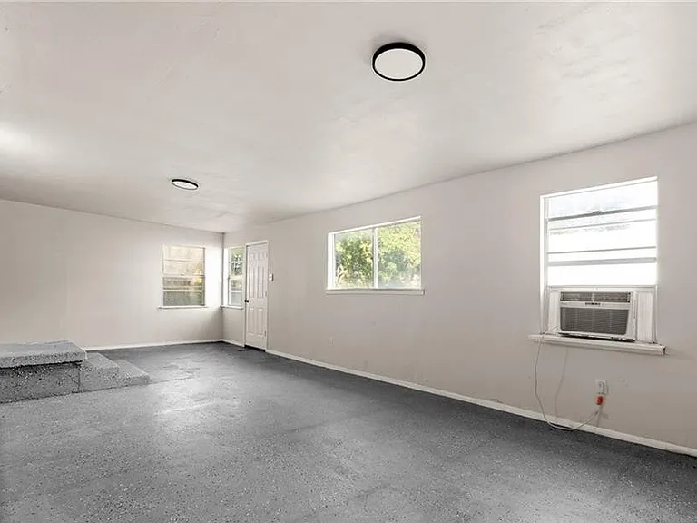 809 Shady Ln — Photo 6