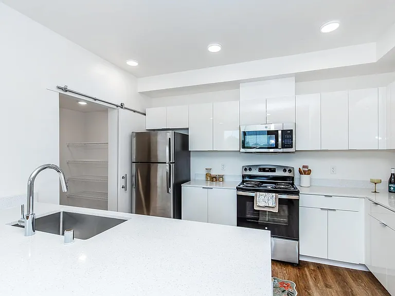 Mossdale Landing - Brand New Apartment Homes — Photo 16