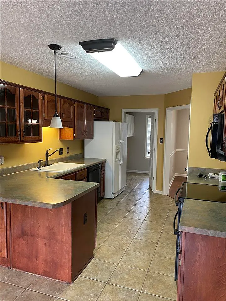 4 bed, 3.5 bath, 2707 sqft, $2,450 — Photo 2