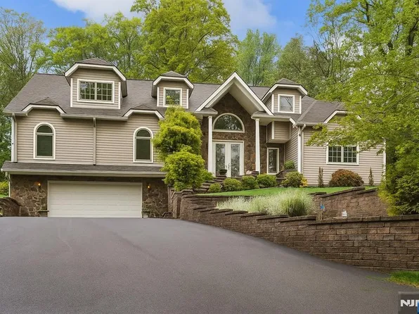 42 Cottontail Trl, Upper Saddle River, NJ 07458