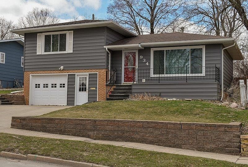 1st image of 934 Redwood Dr