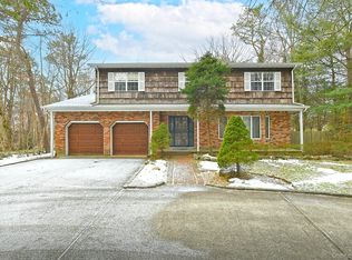 99 Oakfield Ave, Dix Hills, NY 11746