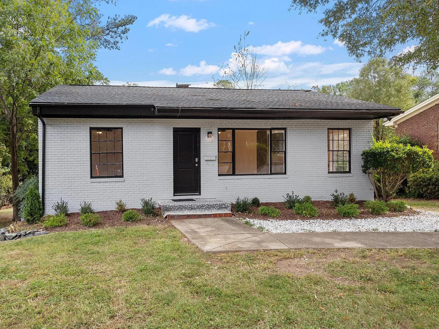 3 bed, 1070 sqft, $1,850 — Photo 2