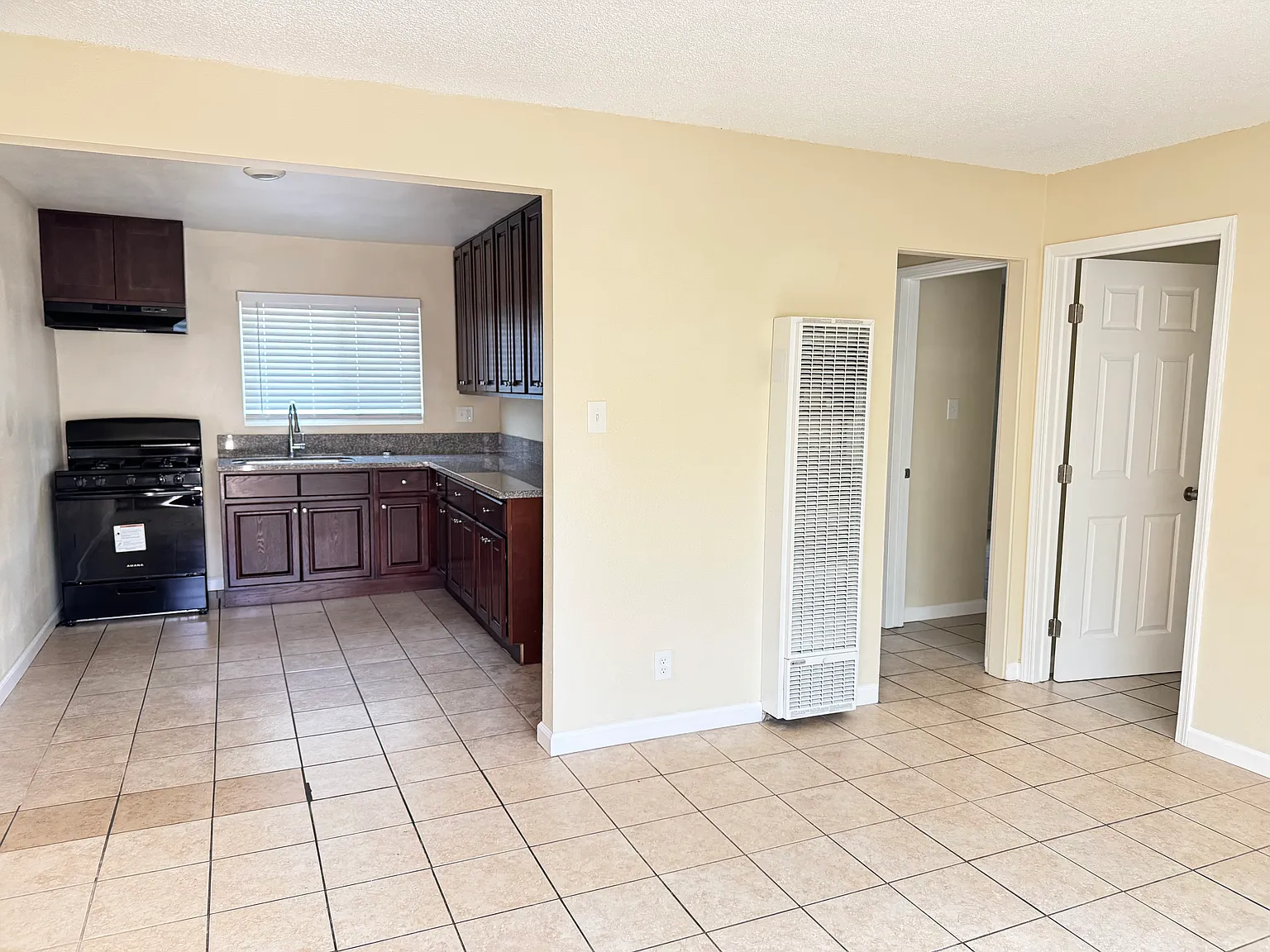 2 bed, 900 sqft, $1,800 — Photo 2