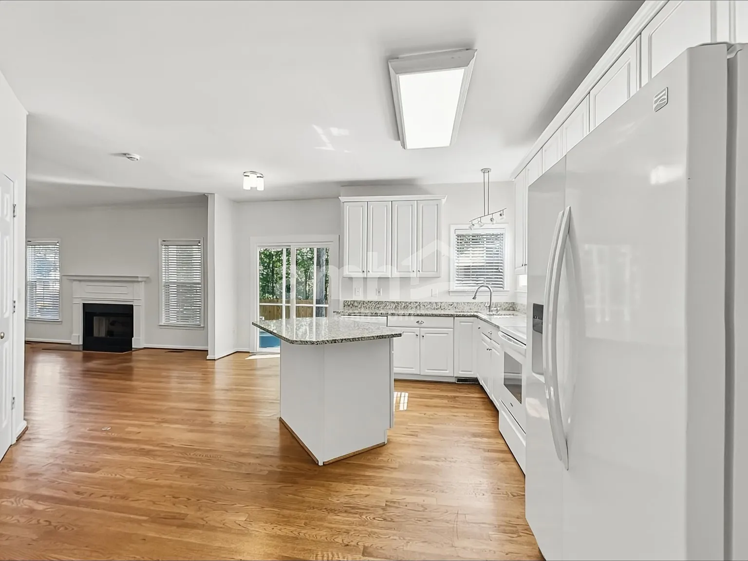 4 bed, 2.5 bath, 2122 sqft, $2,415 — Photo 4