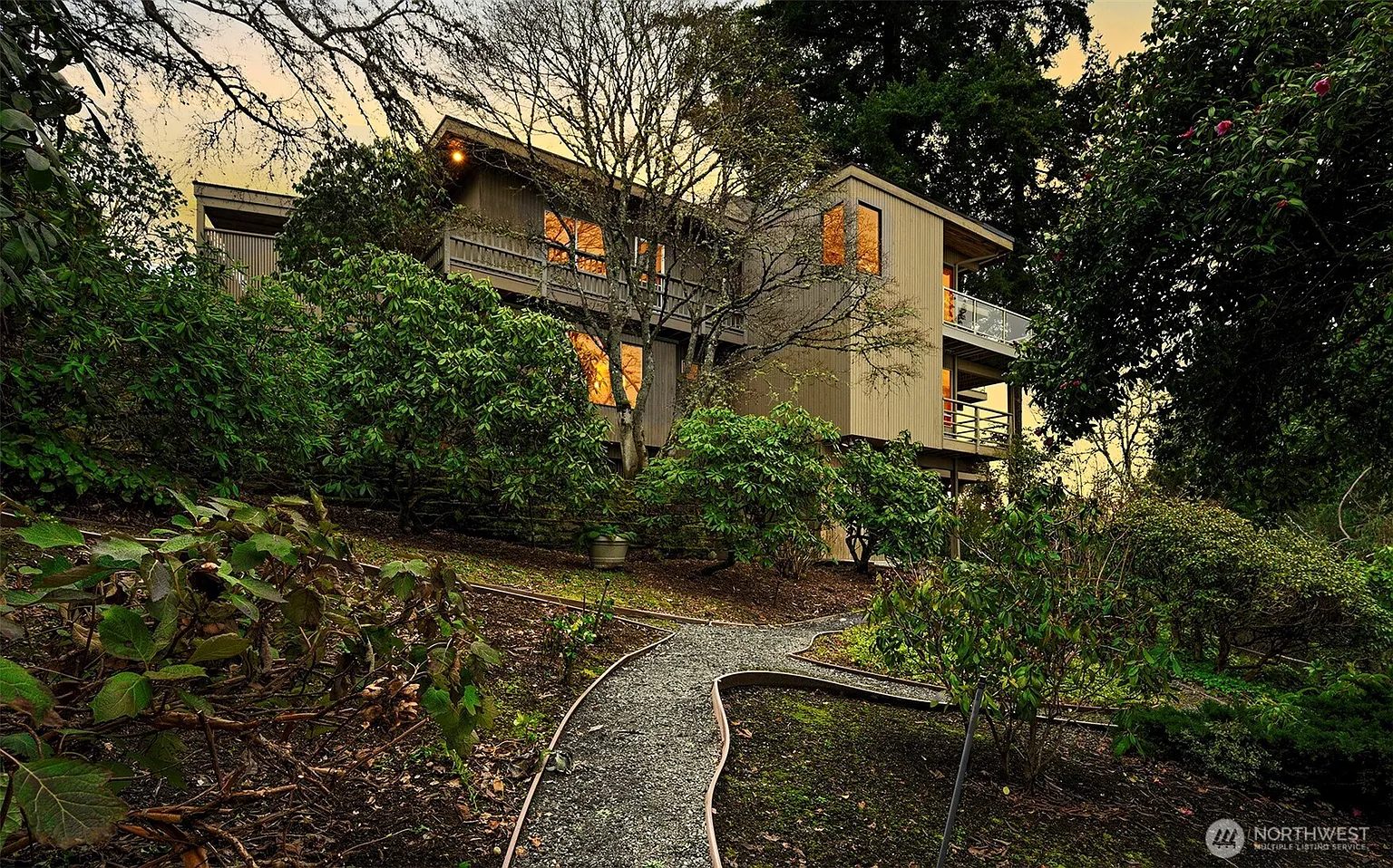 831 Daley Street photo 1