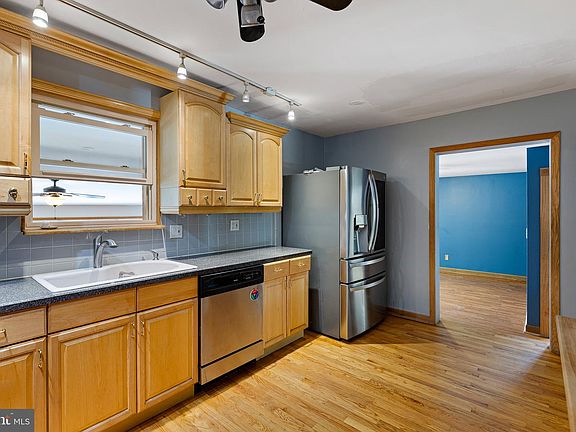 3rd image of 2520 Reynolds Ave
