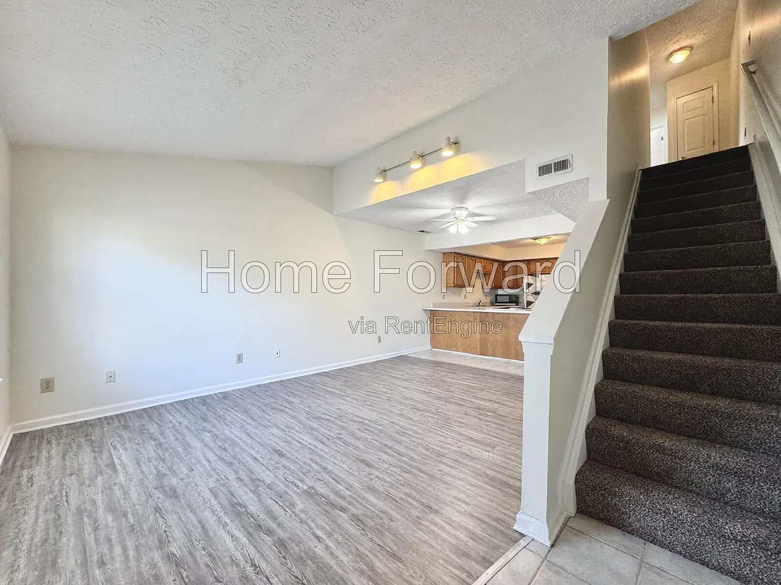 3 bed, 2.5 bath, 1232 sqft, $1,725 — Photo 2