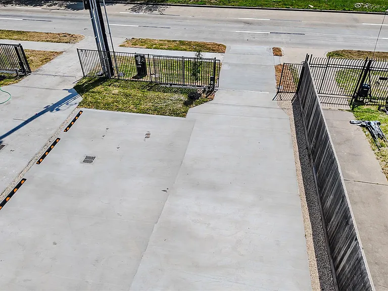 819 N Loop — Photo 46