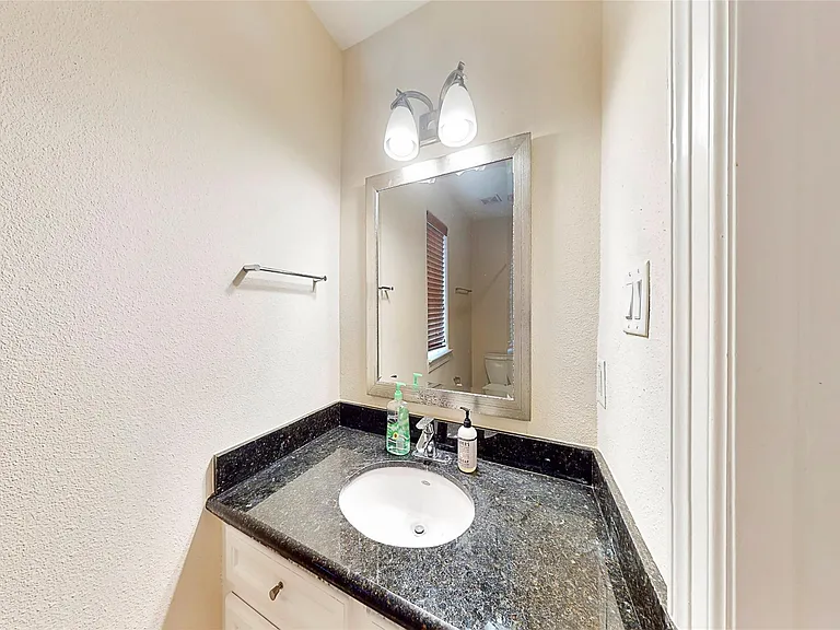 2104 State St — Photo 23
