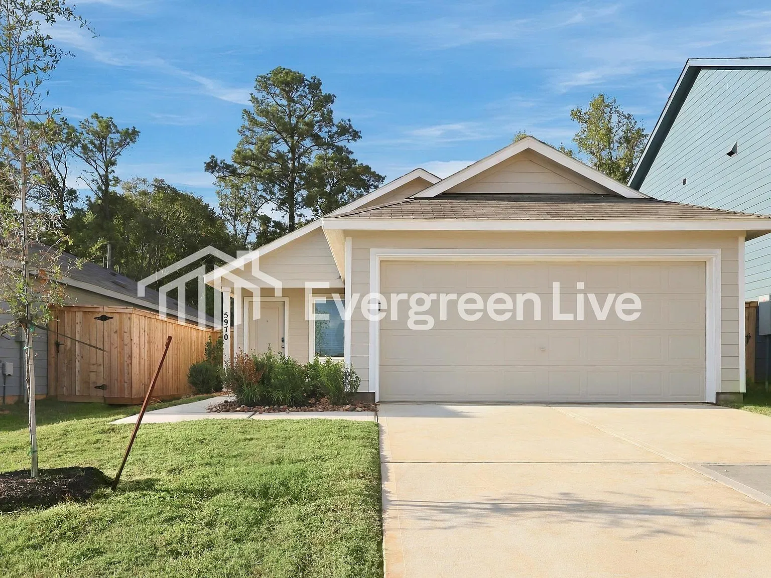 3 bed, 2.0 bath, 1402 sqft, $1,460 — Photo 2