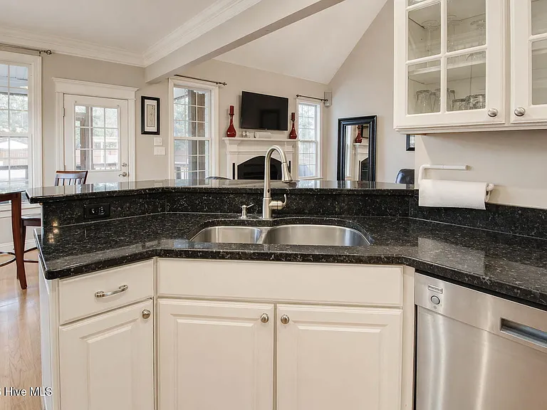 305 Holly Ln — Photo 21