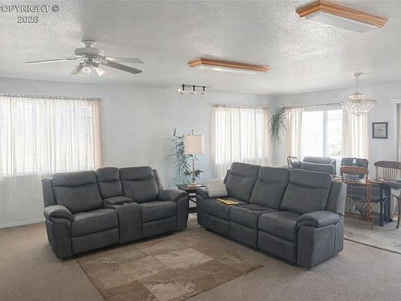 4th image of 560 Briar Sq