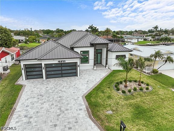 4th image of 4211 SE 1st Ave