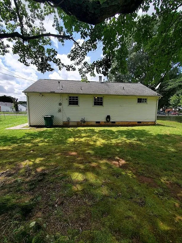 3 bed, 825 sqft, $1,400 — Photo 2