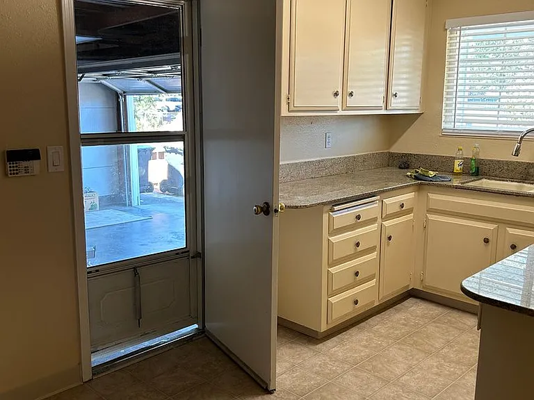 341 E Alaska Ave — Photo 6