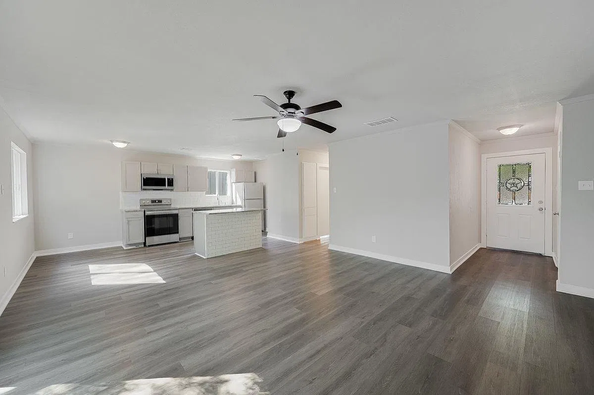 3 bed, 2.0 bath, 1224 sqft, $2,100 — Photo 4